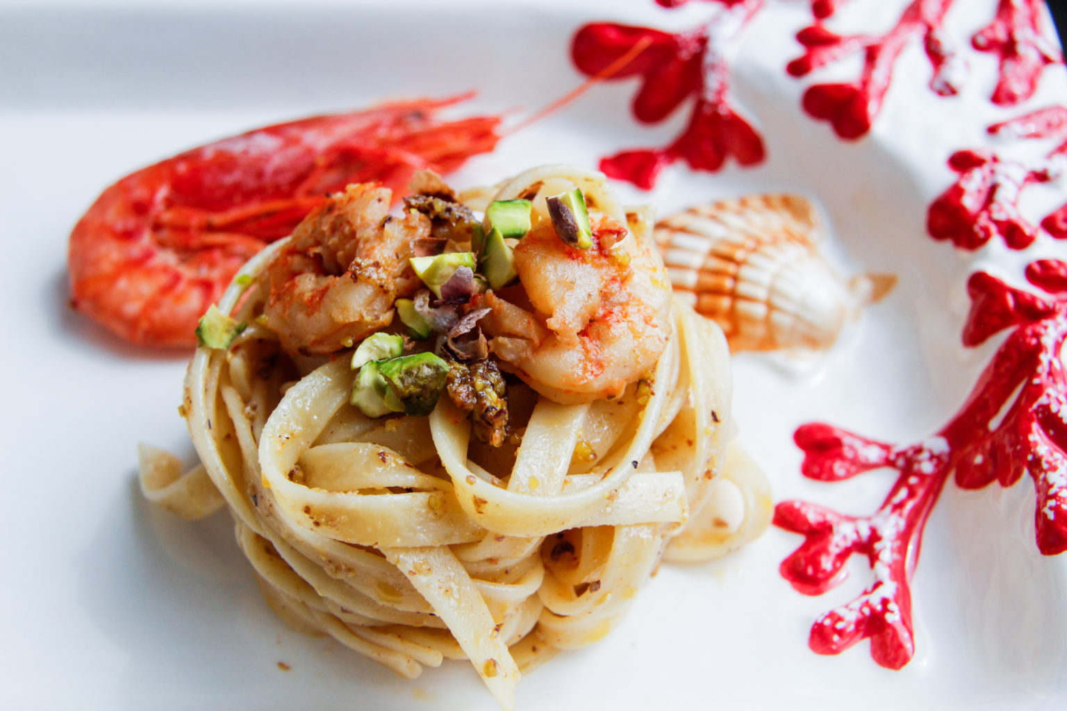 Fettuccine con gamberi rossi di Mazara e pesto di pistacchi