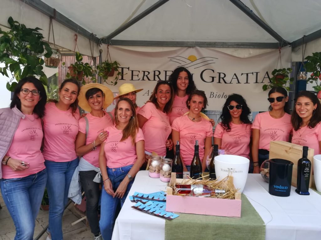 Il team della vendemmia in rosa nello stand di Terre di Gratia per il Camporeale Days 2018